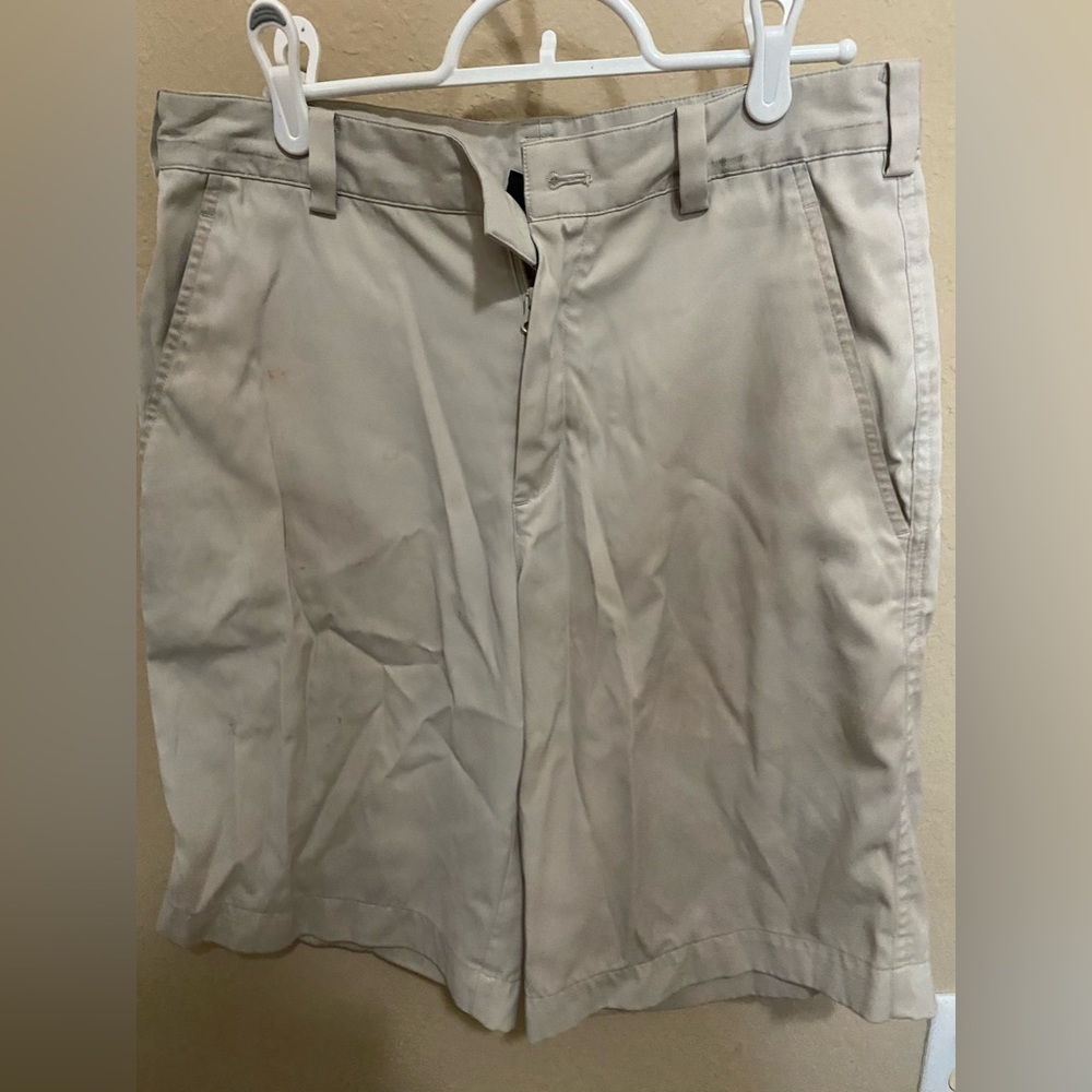 *NIKE GOLF SHORTS SIZE 28*